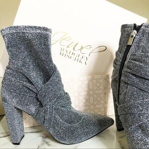 NIB Badgley Mischka Romance Silver Short Stretch Boots Sparkle Renaissance Tour